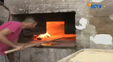Rasa yang khas berkat oven tradisional dan cara pembuatan yang masih tradisional, membuat usaha roti milik Abu dianggap lebih nikmat.