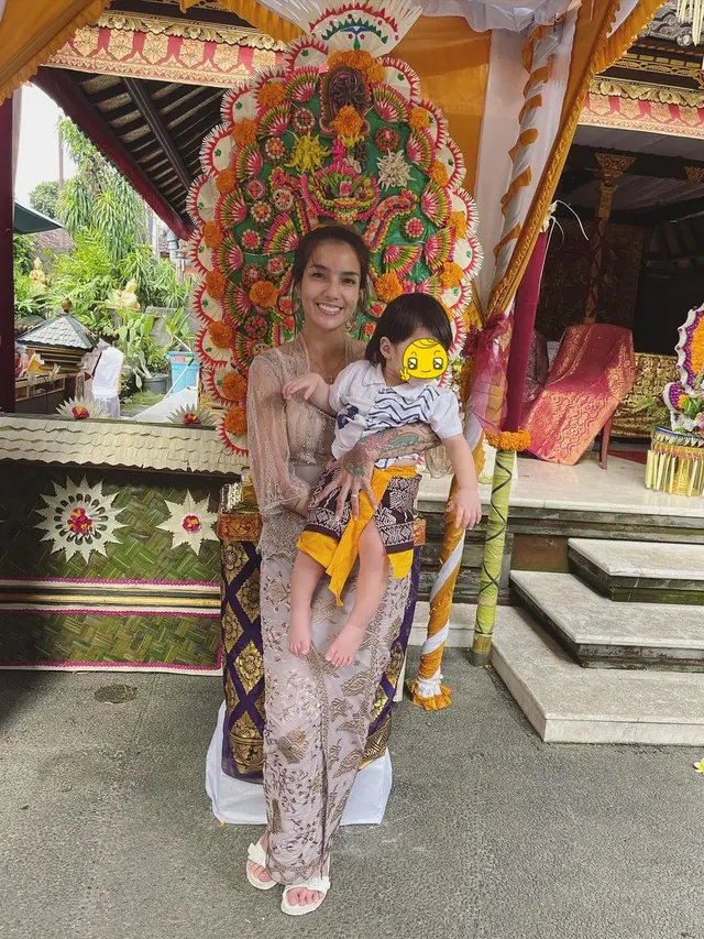 6 Potret Sheila Marcia Pakai Kebaya Bali saat Kondangan, Tampil Memukau