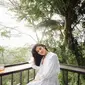 Berlibur ke Bali bersama sang kekasih, Naysilla Mirdad tampak memesona dalam balutan outfit yang sederhana. Dress bergaya bohemian dengan aksen ruffle pada bagian dada menampilkan kesan klasik yang tak lekang oleh waktu. (Instagram/ Naysilla Mirdad)