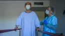 Fisioterapis merawat pasien yang sedang menjalani proses rehabilitasi setelah sembuh dari infeksi virus corona COVID-19 di sebuah rumah sakit di Illkirch-Graffenstaden, Prancis, Selasa (14/4/2020). Prancis memperpanjang lockdown karena dinilai ampuh menahan kasus baru COVID-19. (PATRICK HERTZOG/AFP)
