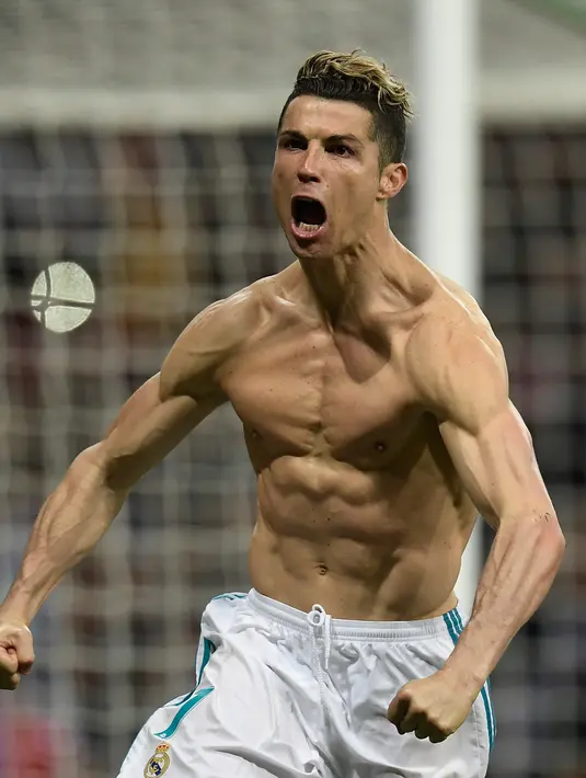 Ekspresi striker Real Madrid Cristiano Ronaldo saat merayakan golnya usai membobol gawang Juventus lewat tendangan penalti dalam petandingan Liga Champions di stadion Santiago Bernabeu, Madrid (11/4). (AFP Photo/Oscar Del Pozo)