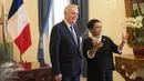 Menlu RI Retno Marsudi menyambut kedatangan Menlu Prancis Jean-Marc Ayrault di Kementerian Luar Negeri, Jakarta, Selasa (28/2). Kunjungan bilateral Menlu Prancis ke Indonesia untuk memperkuat hubungan kerja sama kedua negara. (Liputan6.com/Faizal Fanani)