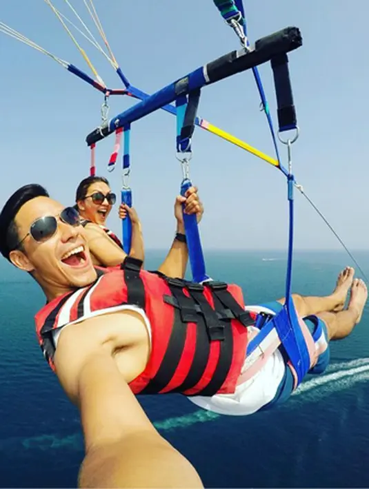 Sejak lama Donna ingin melewati kebersamaan di pulau Maldives. Lantaran kesibukannya, ibu tiga anak itu masih menunggu waktu yang tepat untuk berlibur. (Instagram/darius_sinathrya)