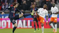 Pemain sayap Paris Saint-Germain (PSG), Adrien Rabiot, berjibaku dengan pemain Montpellier, William Remy (kanan), pada laga lanjutan Ligue 1 2015-2016, di Stadion Parc des Princes, Minggu (6/3/2016) dini hari WIB. Laga berakhir imbang tanpa gol. (Reuters/