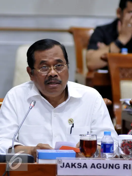 Jaksa Agung HM Prasetyo saat menghadiri Rapat Kerja dengan Komisi III DPR RI di Kompleks Parlemen, Senayan, Jakarta, Kamis (21/4). Salah satu agenda rapat adalah klarifikasi 15 kasus yang jadi sorotan khalayak. (Liputan6.com/Johan Tallo)
