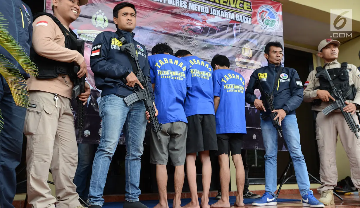 Tiga tersangka perkara kasus pengedaran narkoba jenis shabu dan psikotopika golongan IV serta obat daftar G pada sebuah sekolah berinisial AN, DL, CP dihadirkan saat rilis di Polres Jakarta Barat, Selasa (15/1). (Merdeka.com/Imam Buhori)