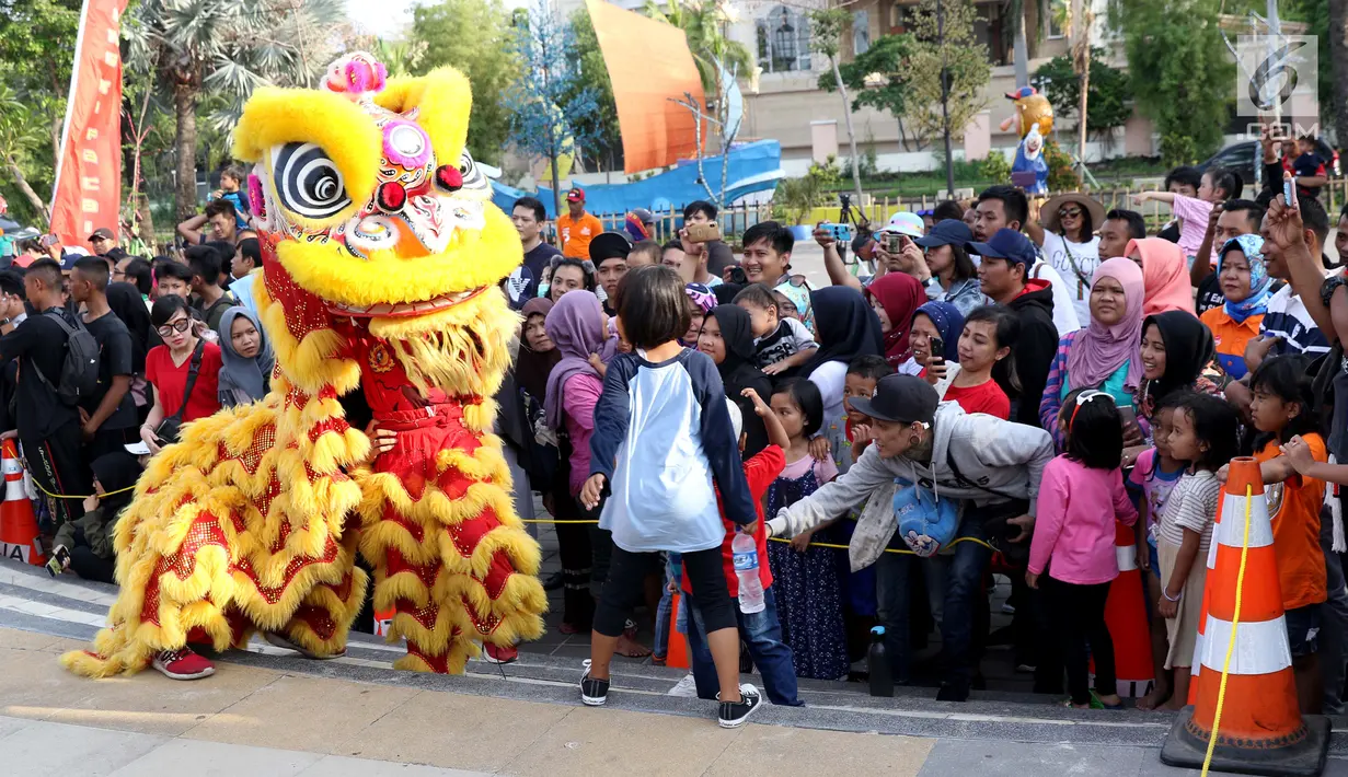 Penari Barongsai beraksi menghibur pengunjung Pantai Lagoon, Ancol, Jakarta, Sabtu (2/2). Untuk menyambut perayaan Imlek 2570, pengelola menampilkan Ancol Imlek Festival 2570. (Liputan6.com/Helmi Fithriansyah)