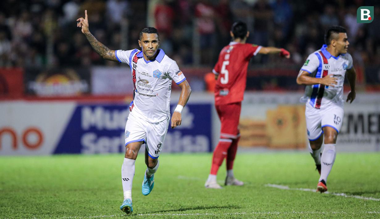 <p>Selebrasi pemain PSBS Biak, Beto Goncalves setelah mencetak gol pertama timnya ke gawang Semen Padang pada laga leg kedua final Pegadaian Liga 2 2023/2024 di Stadion GOR Haji Agus Salim, Padang, Sabtu (9/3/2024). (Bola.com/Bagaskara Lazuardi)</p>