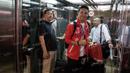 Pebulutangkis tim Piala Thomas Indonesia, Jonatan Christie, bersiap menaiki lift saat tiba di Bandara Soekarno-Hatta. Dengan komposisi sekarang, tim Piala Thomas Indonesia diharapkan bisa juara pada dua tahun mendatang. (Bola.com/Vitalis Yogi Trisna)