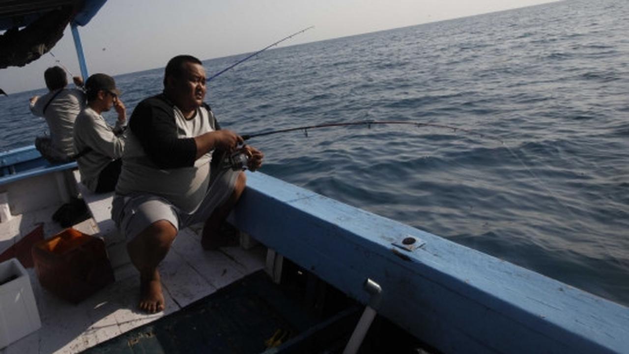 Serunya ngabuburit dengan memancing di perairan Kepulauan Seribu
