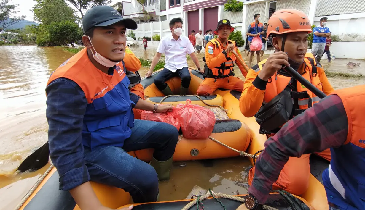 Sejumlah karyawan BRI mendistribusikan paket makanan siap saji kepada masyarakat terdampak banjir menggunaka perahu karet di Abepura, Jayapura, Papua. Bantuan paket makanan sebagai upaya meringankan dan mempercepat pemulihan pasca bencana. (Liputan6.com/HO/Humas BRI)