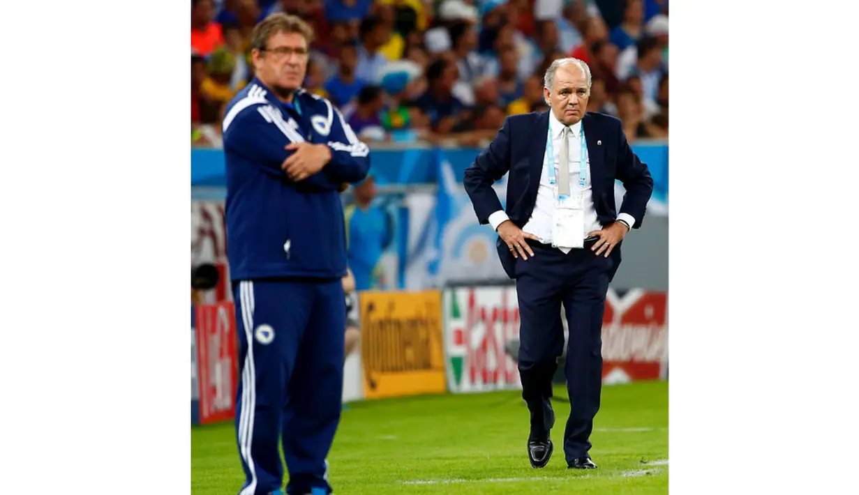 Pelatih Argentina, Alejandro Sabella (kanan) dan Safet Susic (Bosnia) memantau pemainnya saat berlaga di penyisihan Piala Dunia 2014 Grup F di Estadio do Maracana, Rio de Janeiro, Brasil, (16/6/2014). (REUTERS/Tony Gentile)