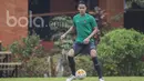 Bek Persija, Ryuji Utomo, mengontrol bola saat mengikuti seleksi Timnas Indonesia U-22 di Lapangan SPH Karawaci, Banten, Selasa (28/2/2017). (Bola.com/Vitalis Yogi Trisna)