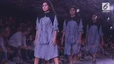 Saat berjalan di atas catwalk Awkarin diabaikan model-model lain. Video ini ramai diperbincangkan warganet.