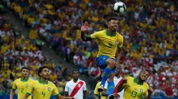 Pemain Brazil Gabriel Jesus menyundul bola saat pertandingan melawan Peru dalam laga Grup A Copa America di Arena Corinthians, Sao Paulo, Brasil, Sabtu (22/6/2019). Brasil lolos ke babak perempat final usai membantai Peru 5-0. (AP Photo/Victor R. Caivano)