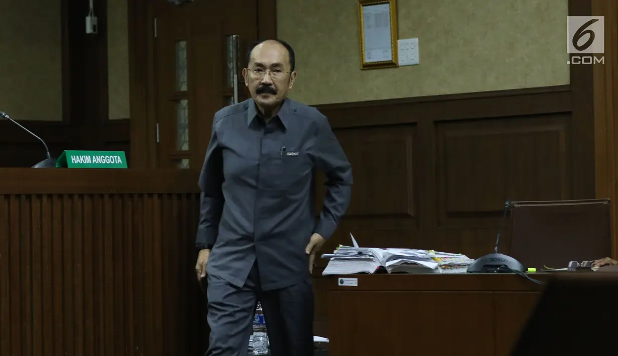 Terdakwa dugaan merintangi penyidikan korupsi e-KTP, Fredrich Yunadi usai menjalani sidang lanjutan di Pengadilan Tipikor, Jakarta, Senin (30/4). Sidang mendengar keterangan saksi. (Liputan6.com/Helmi Fithriansyah)