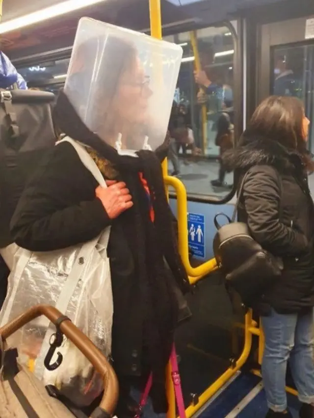 orang pakai masker unik di transportasi umum