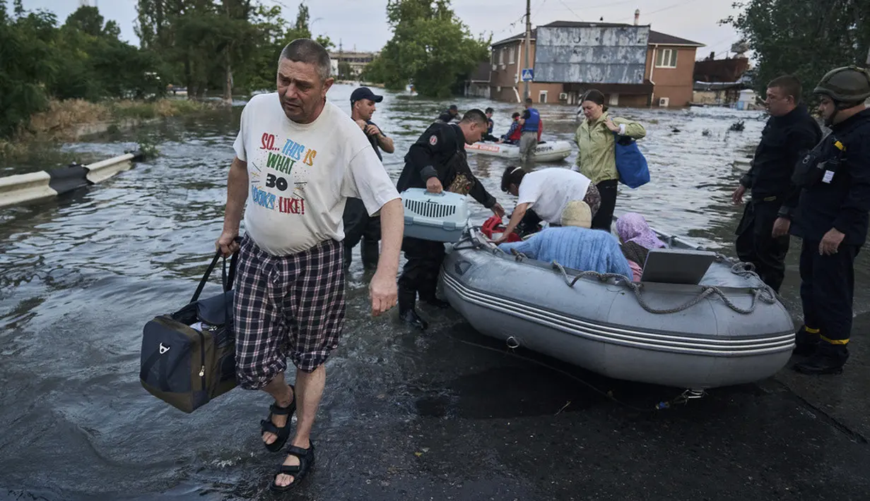 <p>Ukraina menuduh pasukan Rusia meledakkan Bendungan Kakhovka dan pembangkit listrik tenaga air, yang terletak di Sungai Dnieper di daerah yang dikuasai Rusia selama lebih dari setahun. Pejabat Rusia menyalahkan pengeboman Ukraina di daerah yang diperebutkan, di mana sungai memisahkan kedua sisi. (AP Photo/Libkos)</p>