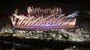 Pesta kembang api ikut memeriahkan Olimpiade 2016 di Rio de Janeiro, Brasil, (5/8). Pesta kembang api dan persembahan luar biasa dari penari dan musisi Brasil ini memberikan pesan dunia untuk melestarikan lingkungan.(REUTERS/Pilar Olivares)