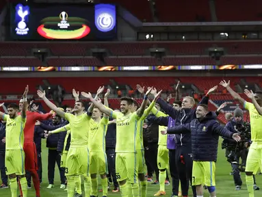 Para pemain Gent merayakan keberhasilan lolos ke babak 32 besar Piala Eropa usai bermain imbang 2-2 dengan Tottenham di Stadion Wembley, Inggris, Kamis (23/2/2017). Gent lolos dengan agregat 3-2. (AP/Matt Dunham)