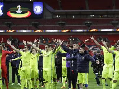 Para pemain Gent merayakan keberhasilan lolos ke babak 32 besar Piala Eropa usai bermain imbang 2-2 dengan Tottenham di Stadion Wembley, Inggris, Kamis (23/2/2017). Gent lolos dengan agregat 3-2. (AP/Matt Dunham)