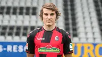 Bintang muda SC Freiburg Caglar Soyuncu sangat ingin bergabung dengan Manchester United (MU). (kretschmannland.files.wordpress.com)