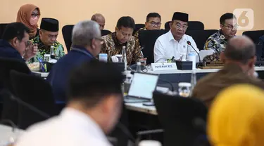 Menteri Koordinator Pembangunan Manusia dan Kebudayaan (Menko PMK), Muhadjir Effendy (kedua kanan depan) saat menggelar rapat tingkat menteri di Gedung Kementerian Koordinator Pembangunan Manusia dan Kebudayaan, Jakarta, Rabu (21/8/2024). (Liputan6.com/Angga Yuniar)