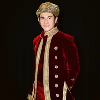 Vino G Bastian dalam pakaian adat Minang. (Dok: Instagram Vino)