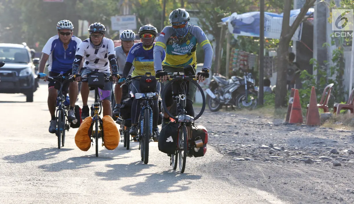 Pemudik bersepeda melintas di Jalan Raya Pantura, Cirebon, Jawa Barat, Sabtu (1/6/2019). Anggota komunitas GWCC asal Tangerang ini melakukan mudik tujuan Yogyakarta dan Pacitan dengan menempuh jarak sekitar 800 Km. (Liputan6.com/Herman Zakharia)