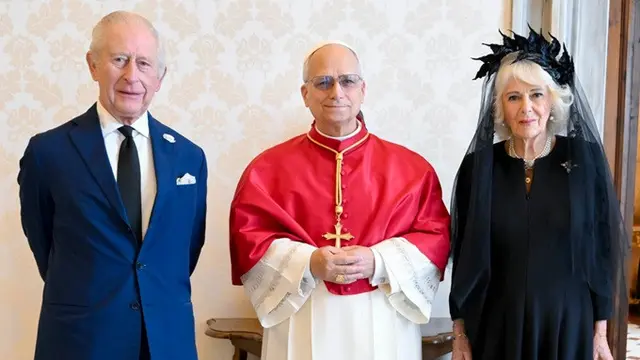 Dalam foto yang dirilis oleh Vatican Media ini, Raja Charles III dan Ratu Camilla dari Inggris berpose bersama Paus Leo XIV saat mereka bertemu di Vatikan dalam rangka kunjungan kenegaraan, Kamis (23/10/2025).