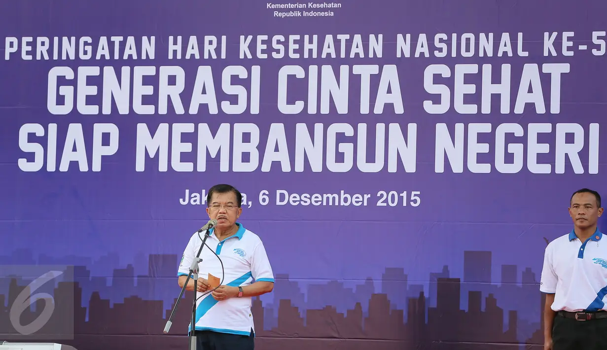 Wakil Presiden Jusuf Kalla memberikan sambutan saat acara jalan sehat memperingati puncak Hari Kesehatan Nasional Ke-51 di Silang Monas, Jakarta, Minggu (6/12/2015). Acara tersebut dihadiri sebanyak 2000 peserta. (Liputan6.com/Faizal Fanani)