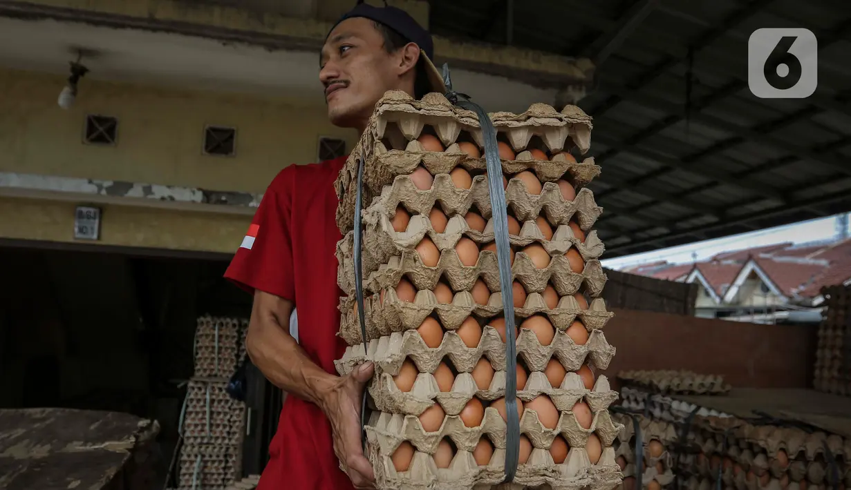 Selain itu, mahalnya pakan ayam juga menjadi faktor telur ayam menjadi naik dan mendekati natal. (Liputan6.com/Angga Yuniar)