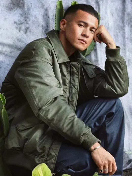 "Selektif sih nggak juta sih, belum ketemu jodohnya aja. Usaha terus aja sih, udah cukup, memang saya belum ketemu jodohnya aja," pungkas Junot. (Instagram/herjunotali.studio)