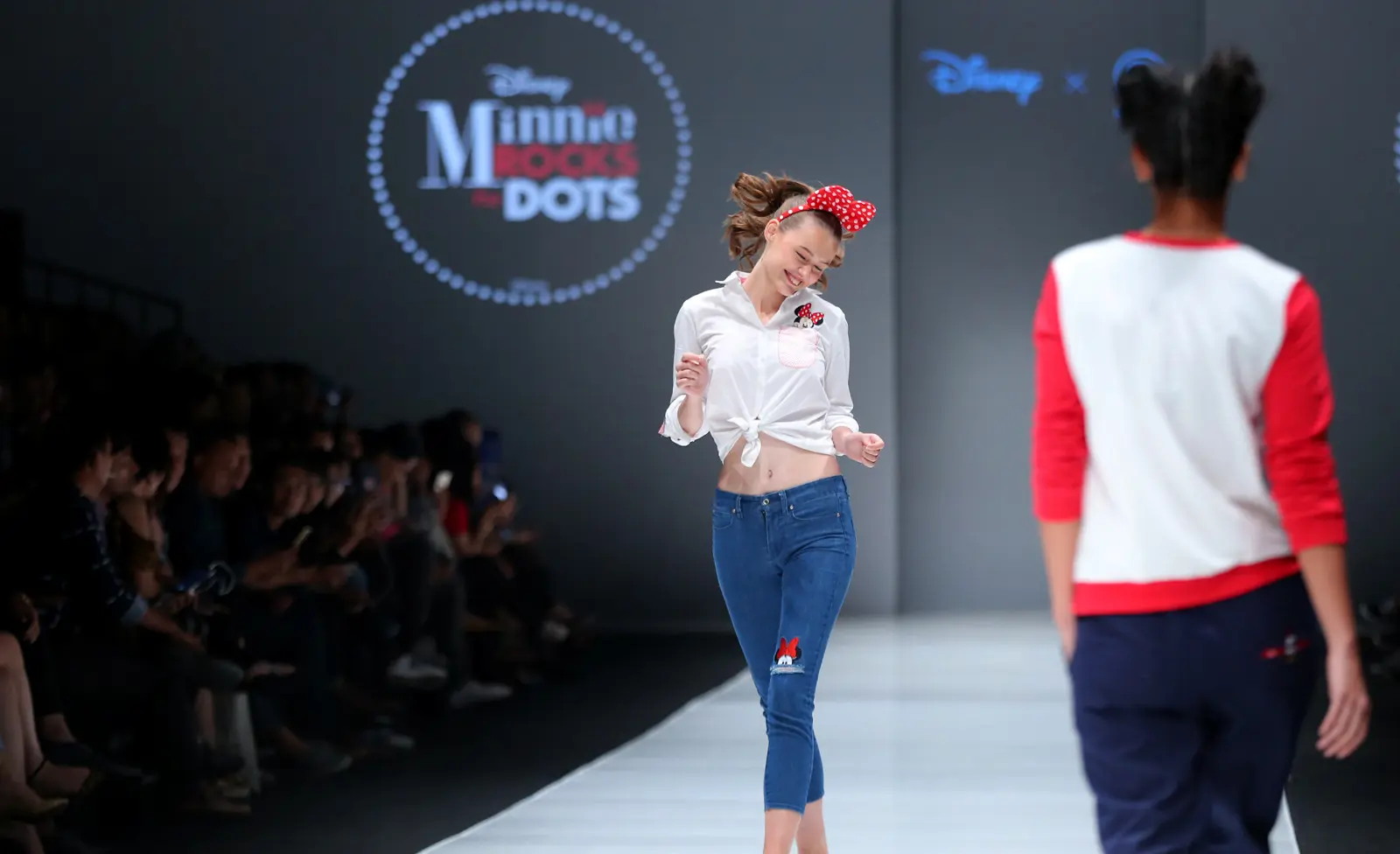 Padu padan mengenakan pakaian bergambar Minnie Mouse. (Photographer: Daniel Kampua/Bintang.com)