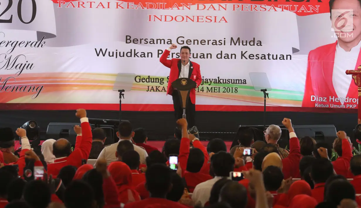 Ketua umum baru PKPI, Diaz Hendropriyono memberikan sambutan pada penutupan kongres luar biasa PKPI di Jakarta, Senin (14/5). Diaz terpilih secara aklamasi sebagai Ketua Umum PKPI menggantikan sang ayah, AM Hendropriyono. (Liputan6.com/Angga Yuniar)
