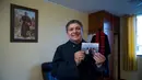 Pastor Ramiro Castillo menunjukkan foto yang menggambarkan Robert Francis Prevost, yang menjadi Paus Leo XIV pada 8 Mei 2025, di kamar tempat paus baru itu tinggal antara tahun 1988 dan 1998 di biara Augustine Santo Tomas de Villanueva, Trujillo, Peru Utara. Foto diambil pada hari pemilihan Robert Francis Prevost sebagai paus ke-267 Gereja Katolik. (Steffano Palomino/AFP)