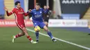 Bek Liverpool, Trent Alexander-Arnold berebut bola dengan gelandang Leicester City, Harvey Barnes pada pertandingan lanjutan Liga Inggris di Stadion King Power di Leicester, Inggris, Sabtu (13/2/2021). Leicester City menang telak atas Liverpool 3-1. (Carl Recine/Pool Photo via AP)