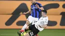 <p>Bek Spezia, Mattia Caldara berusaha merebut bola dari gelandang Inter Milan, Danilo D'Ambrosio pada pertandingan lanjutan Liga Serie A Italia di Stadion Alberto Picco di La Spezia, Italia, Sabtu (11/3/2023). Akibat kekalahan ini, Inter Milan masih mengumpulkan 50 poin di peringkat kedua klasemen Liga Italia. (Tano Pecoraro./LaPresse via AP)</p>
