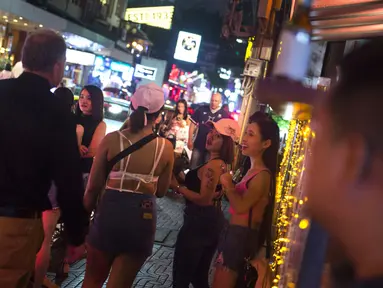 Foto pada 11 Oktober 2018 menunjukkan para wanita yang menyapa turis asing di Nana Red Light Distrik, Bangkok, Thailand. Nana Red Light District memang dikenal sebagai kawasan hiburan malam terbesar di Bangkok. (Romeo GACAD / AFP)