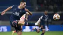 Achraf Hakimi didatangkan Paris Saint Germain pada bursa transfer musim panas ini dengan harga 54 juta euro. Sebelumnya, Hakimi merupakan salah satu pilar penting Inter Milan dalam meraih gelar Scudetto musim lalu. Ia saat ini digaji oleh PSG sebesar 130 ribu euro per minggunya. (AFP/Franck Fife)