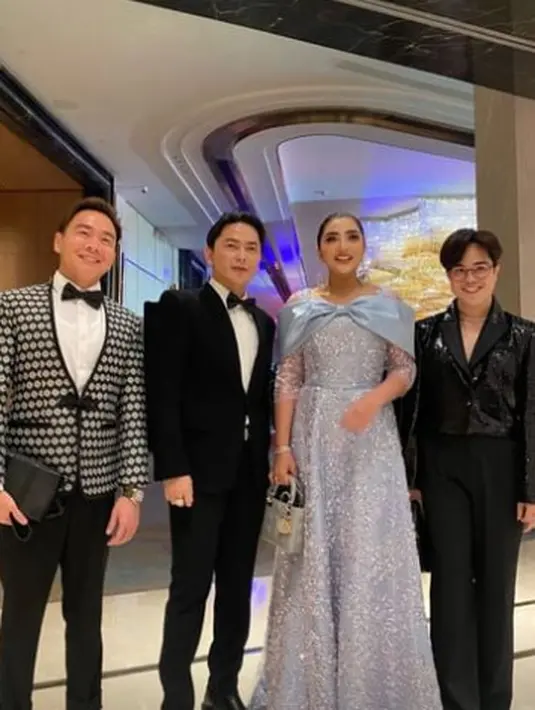 Melengkapi penampilannya Ashanty jinjing tas Lady Dior dengan warna senada [@ashanty_ash]