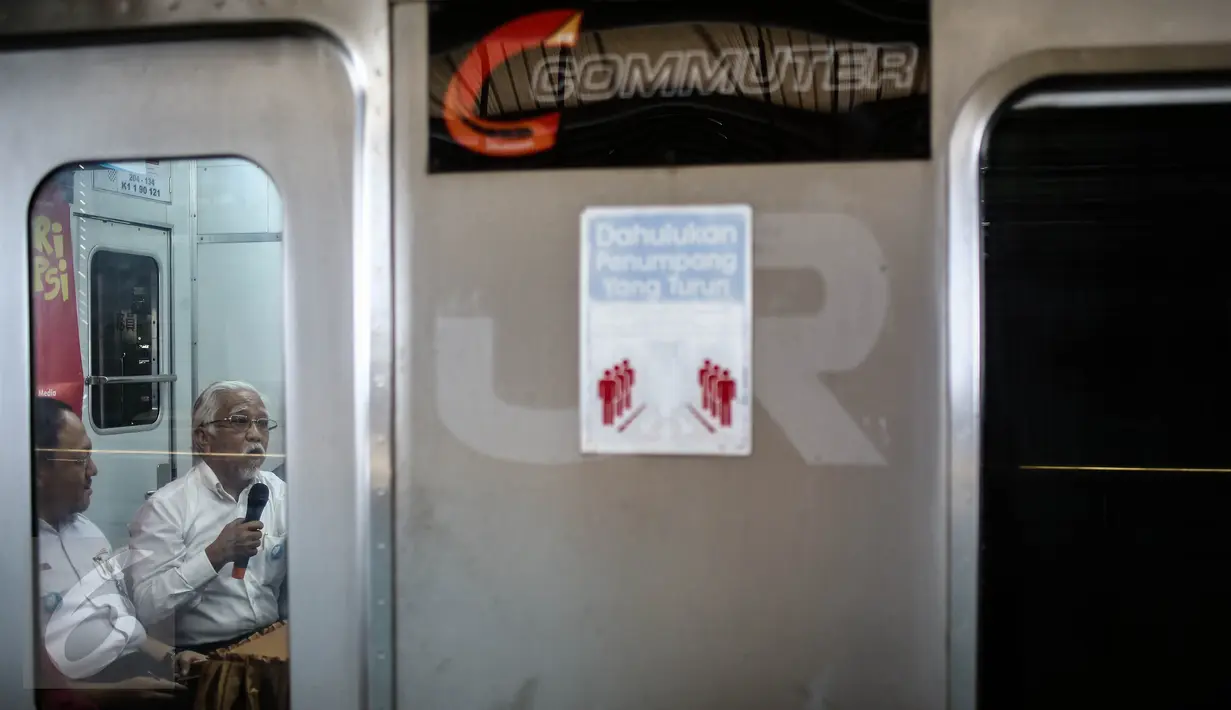 Doli Siregar, akademisi memberikan pemaparan saat menggelar diskusi peringatin hari anti korupsi di dalam KRL Jakarta-Bogor, Rabu (21/12). Diskusi tersebut bertemakan penyelamatan aset negara dari korupsi. (Liputan6.com/Faizal Fanani)