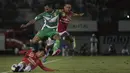 Pemain Bali United, Loudry melakukan tekel pada laga Piala Presiden melawan Mitra Kukar di Stadion I Wayan Dipta, Gianyar, Bali, Kamis (3/9/2015). (Bola.com/Vitalis Yogi Trisna)