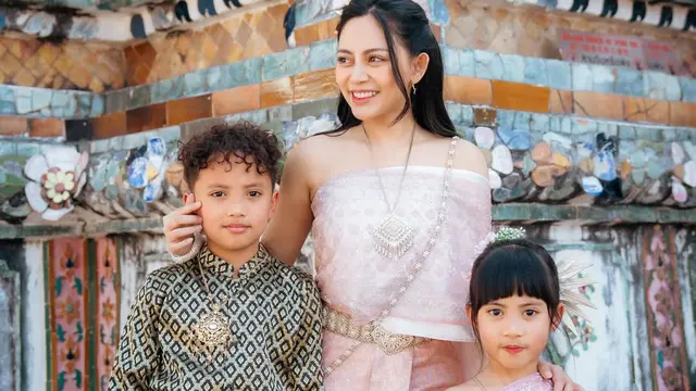 Gaya Anggun Rachel Vennya Pakai Chut Thai, Kompak Bareng Xabiru dan Chava di Wat Arun Thailand