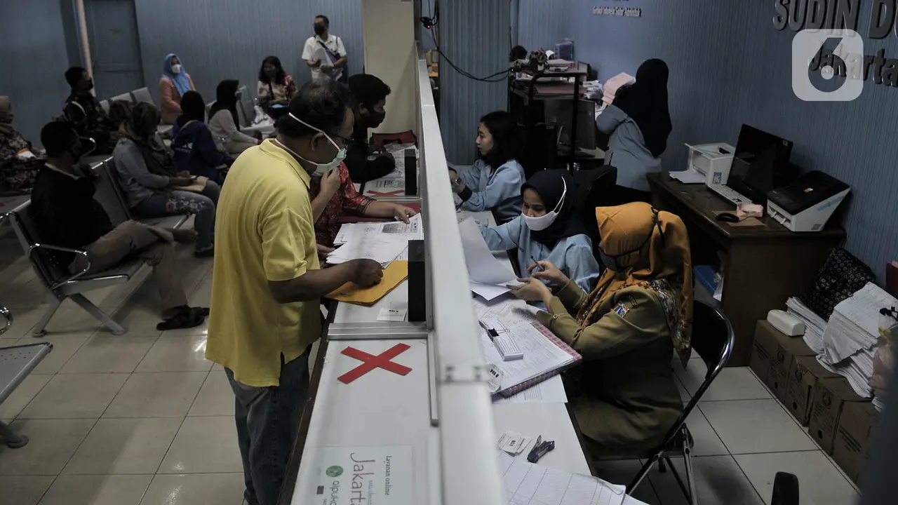 Warga Serbu Kantor Dukcapil Jakarta Timur