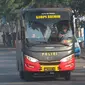 Bus yang membawa narapidana teroris dari Rutan Cabang Salemba Mako Brimob melintas di kawasan Kelapa Dua, Depok, Kamis (10/5). Setelah berhasil dilumpuhkan, polisi langsung memindahkan 155 napi teroris ke Nusakambangan, Cilacap. (Merdeka.com/Arie Basuki)