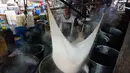 Pekerja tengah mengolah untuk pembuatan tahu di industri rumahan di Jakarta, Senin (22/1). Turunnya KUR ini bertujuan untuk menyasar sektor produktif seperti manufaktur, agribisnis maupun pertanian. (Liputan6.com/Angga Yuniar)