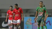 Aksi Abduh Lestaluhu (kanan), Pandi Lestaluhu dan Ramdani Lestaluhu (kiri) saat PS TNI melawan Persija Jakarta pada laga Liga 1 2017 di Stadion Pakansari, Bogor, Jumat (8/6/2017). (Bola.com/Nicklas Hanoatubun)
