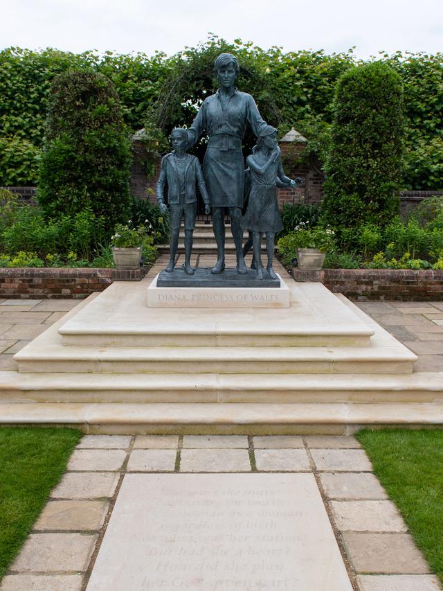 Makna di Balik Pakaian Sederhana Patung Putri Diana