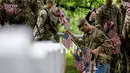 <p>Banyak orang mengunjungi makam dan tugu peringatan pada Memorial Day untuk menghormati dan meratapi mereka yang meninggal saat bertugas di militer Amerika Serikat. (AP Photo/Andrew Harnik)</p>